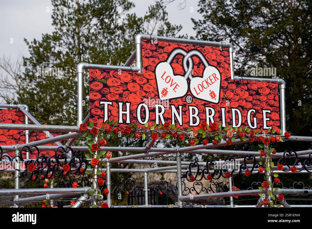 Gerettete Liebesschlösser in Thornbridge Hall Derbyshire, 14. Februar 2025 Stockfoto