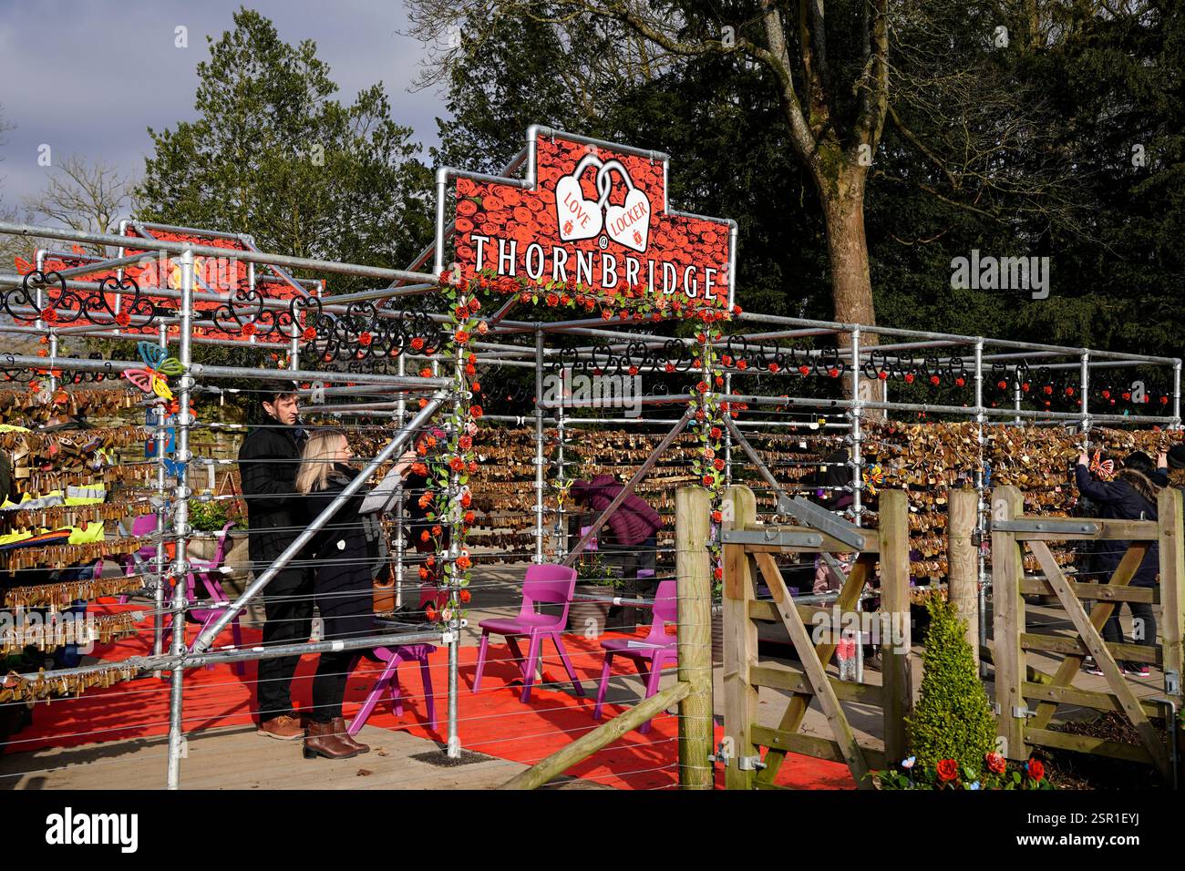Gerettete Liebesschlösser in Thornbridge Hall Derbyshire, 14. Februar 2025 Stockfoto