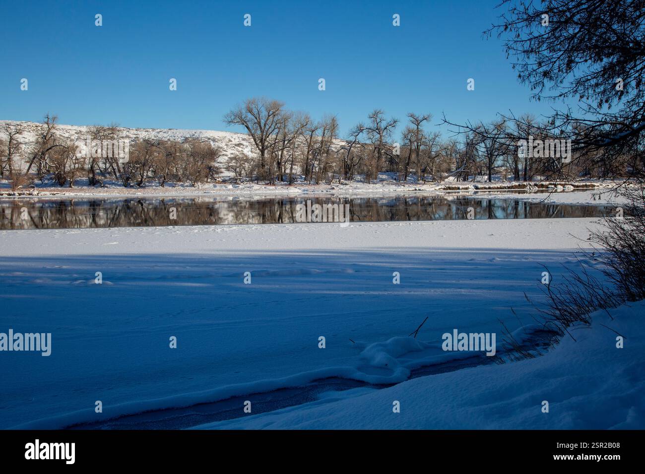 Der Missouri River spiegelt sich im Winter, wie man ihn vom Big Bend Fishing Access Site in Montana aus sehen kann. Stockfoto