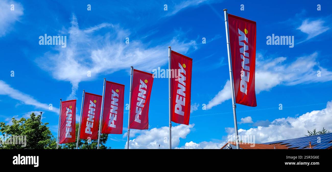Penny Market Logo unter dem hellblauen Himmel und weißen Wolken an sonnigen Tagen. Mai 2024 - Markdorf, Deutschland. Stockfoto