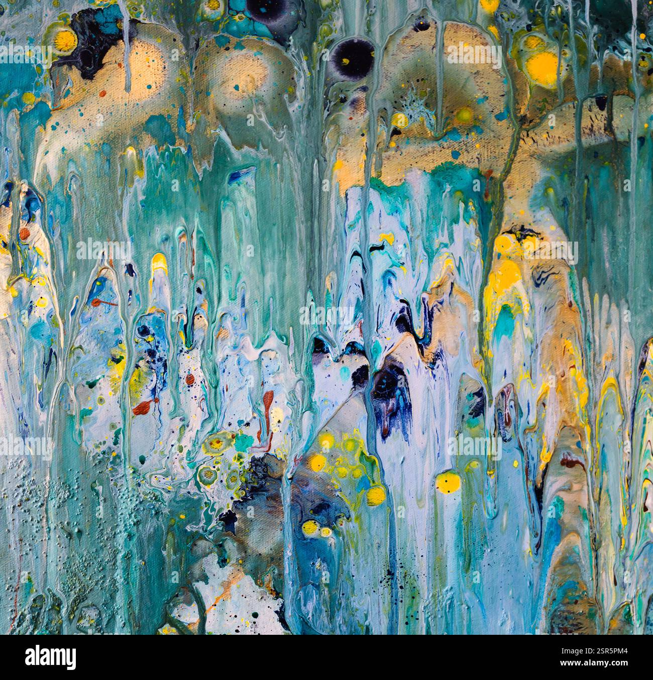 Ein abstraktes Acrylgemälde mit brillantem Gold, Marineblau, Türkis und Petrol, das die aufregende Unterwasserwelt und die abstürzenden Wellen zeigt! Stockfoto