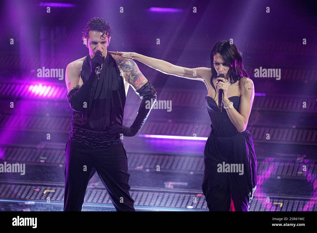 Sanremo, Italien. Februar 2025. Elodie und Achille Lauro während des vierten Abends der 75. Ausgabe des Sanremo Italian Song Festivals im Ariston Theatre in Sanremo, Norditalien - Freitag, 14. Februar 2025. Unterhaltung. (Foto: Marco Alpozzi/LaPresse) Credit: LaPresse/Alamy Live News Stockfoto