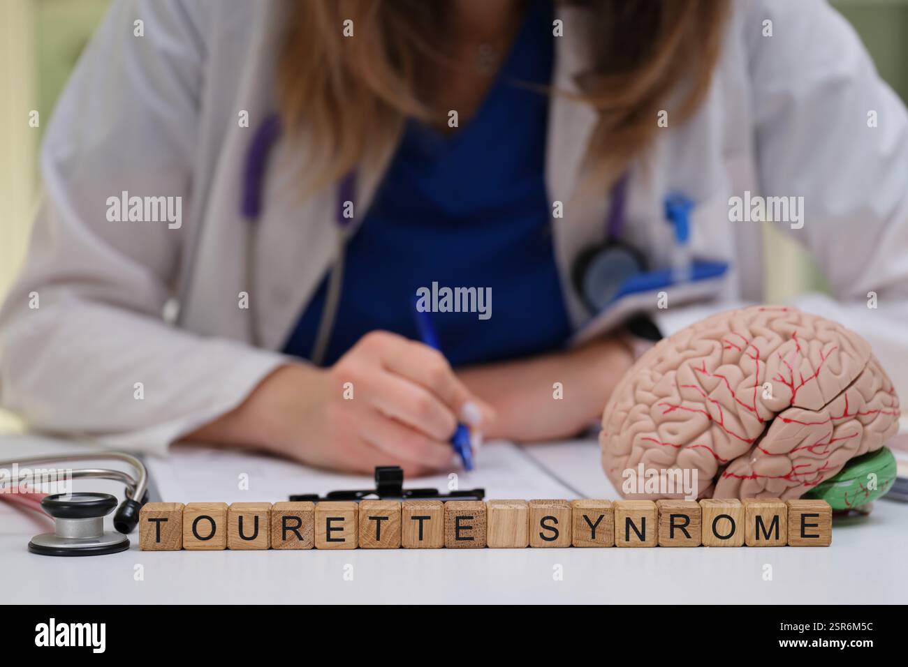 Erkunden Sie die Komplexität des Tourette-Syndroms anhand verschiedener medizinischer Perspektiven und aktueller Forschungsanstrengungen Stockfoto