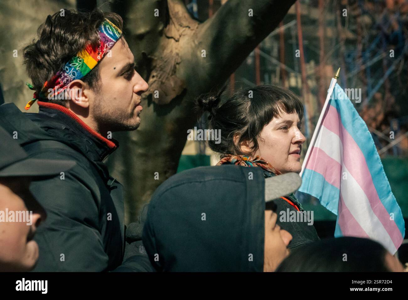 New York, NY, USA. Februar 2025. Die Gemeinde versammelt sich in Reaktion auf die Trump-Administration, um alle Verweise auf Trans Individuen und Gender Nonkonforming People von der Website für das Stonewall National Monument zu entfernen. (Kreditbild: © Daniel Efram/ZUMA Press Wire) NUR REDAKTIONELLE VERWENDUNG! Nicht für kommerzielle ZWECKE! Quelle: ZUMA Press, Inc./Alamy Live News Stockfoto