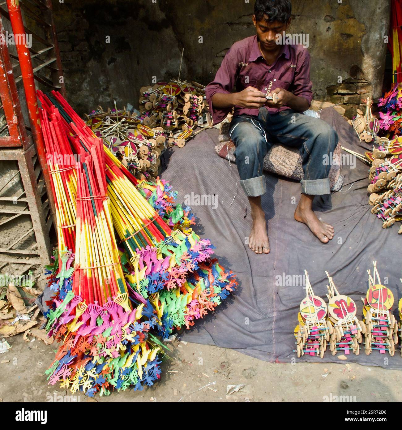 Handgefertigte Spielzeuge zum Verkauf auf einer Stadtmesse während der Eid-ul-Azha-Feierlichkeiten in Dhaka, die lokale Handwerkskunst und lebendige Farben zeigen. Stockfoto