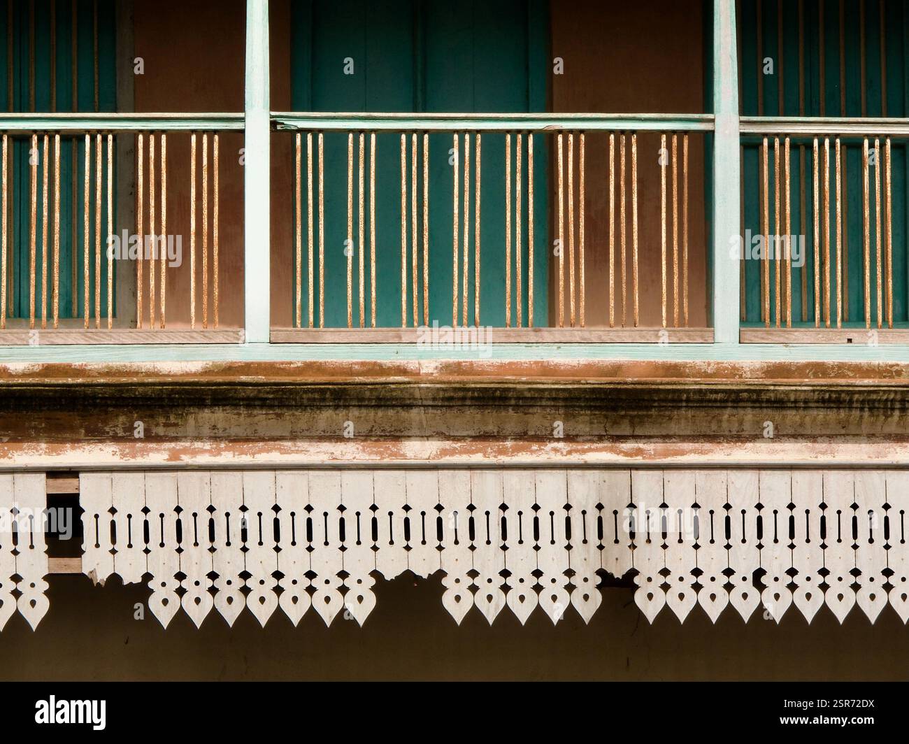 Verwitterte dekorative Details eines ehemaligen Innenhof eines Hindukaufhauses in Panam City, Sonargaon, Bangladesch, spiegeln die Architektur der Kolonialzeit wider. Stockfoto