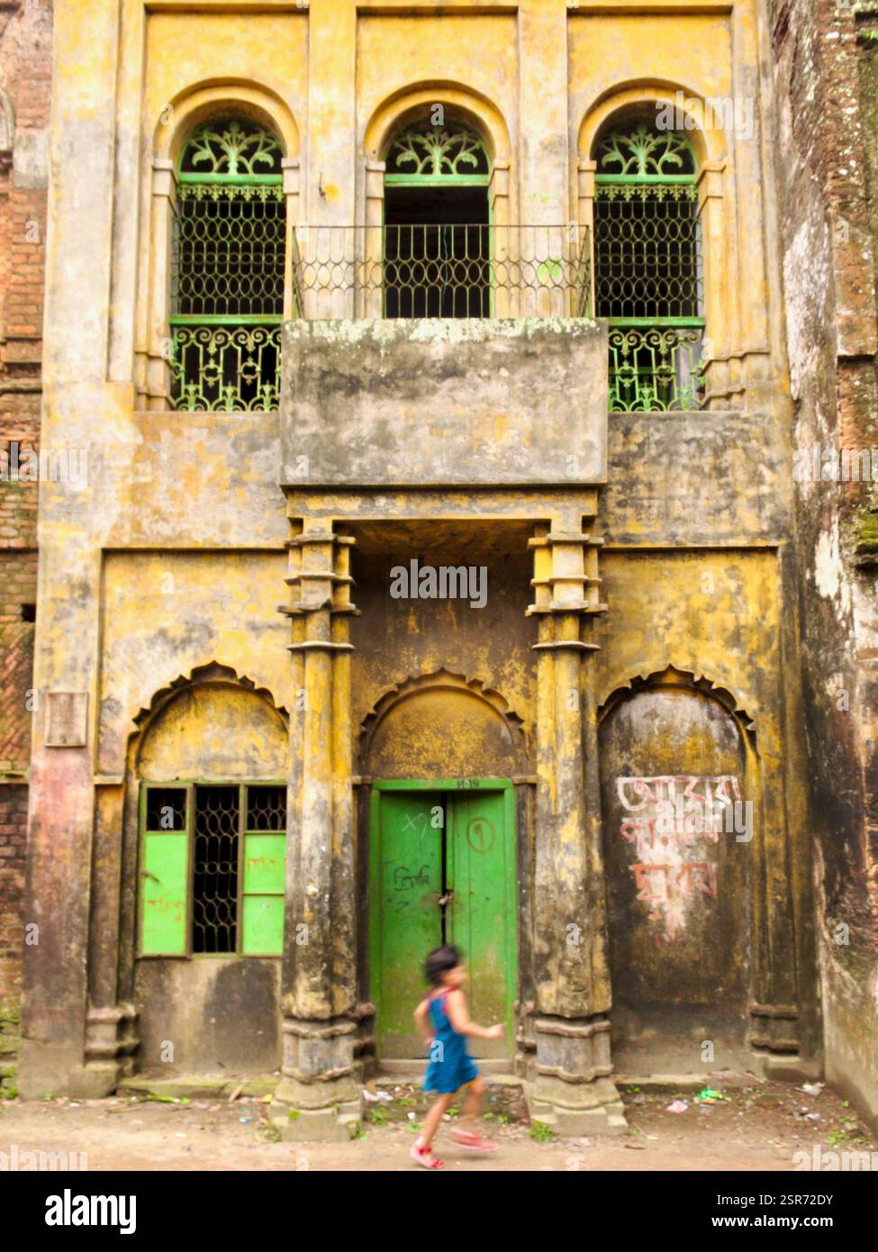Verwitterte Fassade eines ehemaligen hinduistischen Kaufmannshauses in Panam City, Sonargaon, Bangladesch, mit Architektur aus der Kolonialzeit und komplizierten Details. Stockfoto