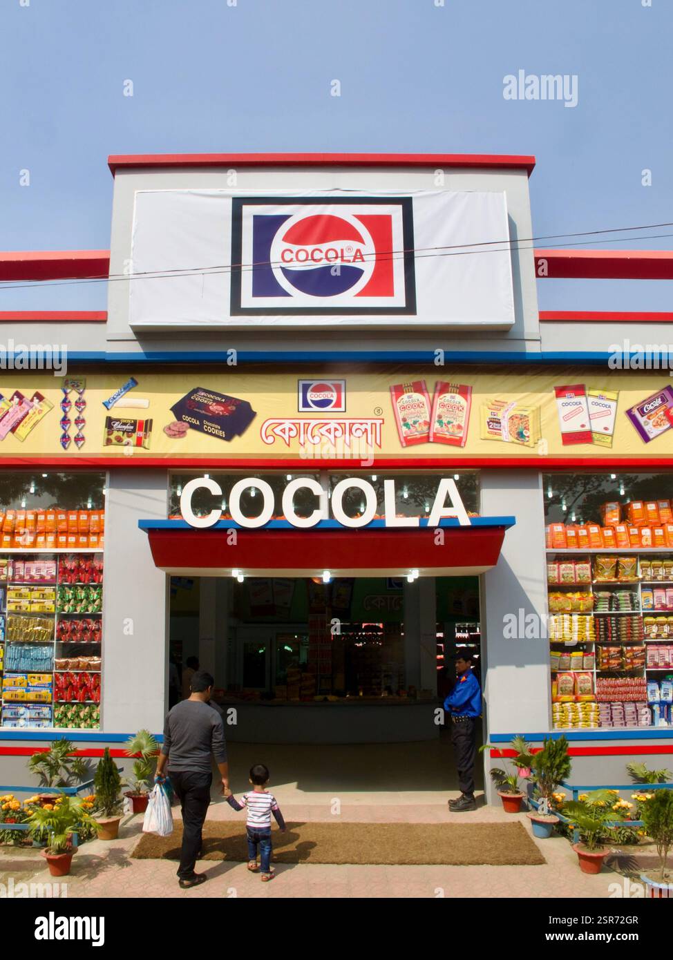 Cocola Food Products Ltd. Präsentiert auf der Dhaka International Trade Fair 2014 seine Snacks und Süßwaren. Stockfoto
