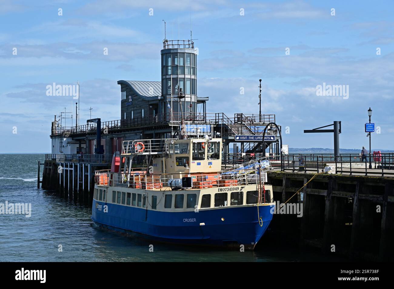 Der Kreuzer, ein Mitglied der Jet Stream Tours Flotte, lag auf der Ostseite des Pier Head nahe der Rettungsbootstation in Southend on Sea. UK Stockfoto Der Kreuzer, ein Mitglied der Jet Stream Tours Flotte, lag auf der Ostseite des Pier Head nahe der Rettungsbootstation in Southend on Sea. UK Stockfoto