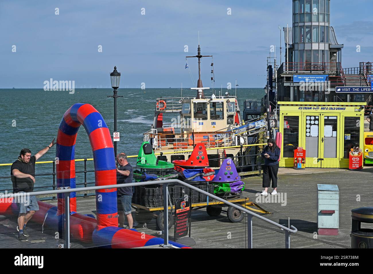 Machen Sie sich bereit für die Messe am Pier Head auf dem längsten Vergnügungspier der Welt. Das Jet Steam Cruiser-Schiff dahinter. Southend on Sea, England, Großbritannien. Stockfoto Machen Sie sich bereit für die Messe am Pier Head auf dem längsten Vergnügungspier der Welt. Das Jet Steam Cruiser-Schiff dahinter. Southend on Sea, England, Großbritannien. Stockfoto