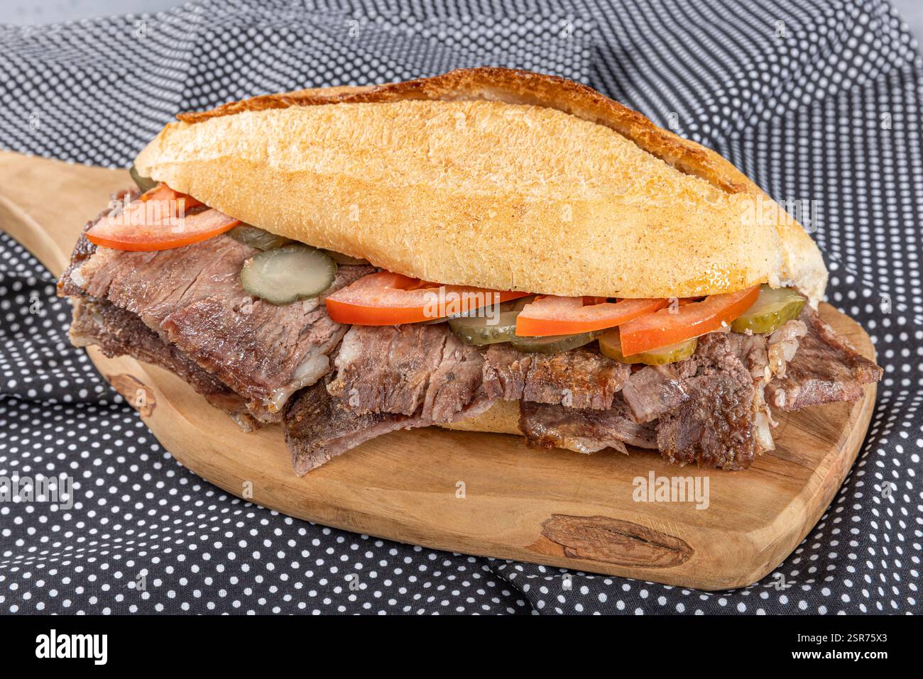 Fleisch-Döner zwischen Brot auf einem Holzteller. Traditionelle ...