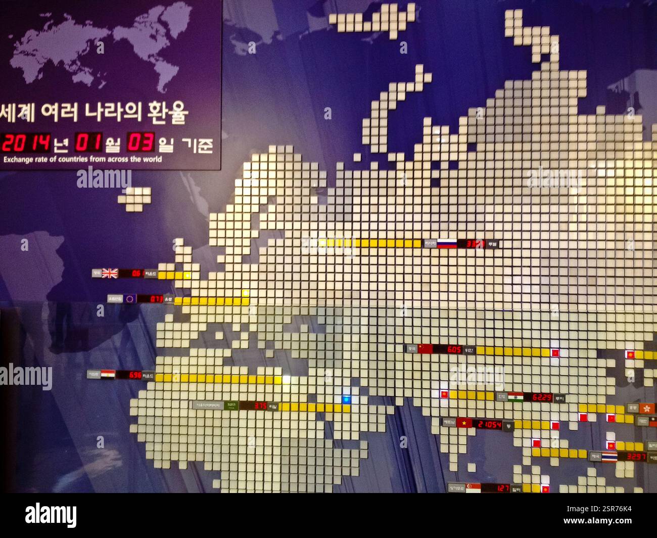 Koreanisches Diagramm, das den Zinskanal, den Preiskanal für Vermögenswerte und den Kreditkanal veranschaulicht. Zinskanal zeigt, wie Zinssätze die Wirtschaft beeinflussen Stockfoto