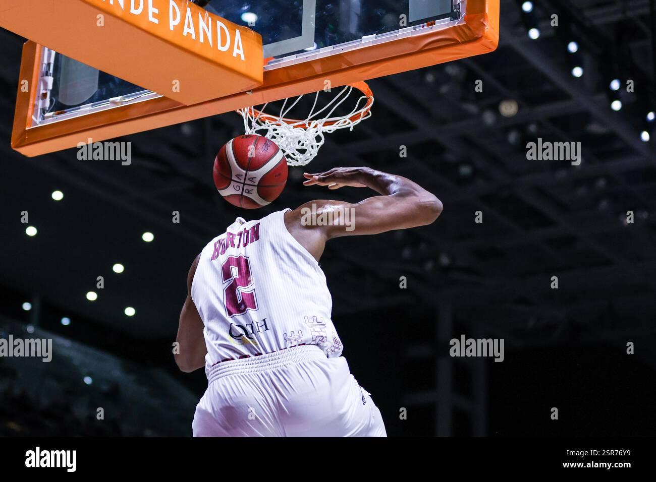 Turin, Italien. Februar 2025. Chris Horton #2 von Trapani Shark dunks während des Viertelfinalspiels des LBA Frecciarossa Final Acht 2025 zwischen Trapani Shark und Pallacanestro Trieste in der Inalpi Arena. Endergebnis Trapani Shark 72 | 74 Pallacanestro Trieste Credit: SOPA Images Limited/Alamy Live News Stockfoto
