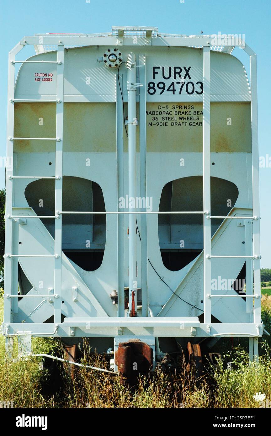 Das hintere Ende eines Güterwagens mit einem Behälter Stockfoto