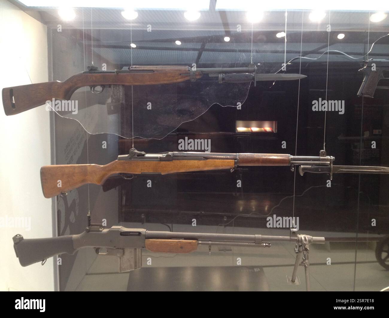 Drei Gewehre und eine Maschinenpistole in einem Glaskasten. Garand, M14, M1 Carbine, Thompson. Diese Schusswaffen wurden vom US-Militär in V verwendet Stockfoto