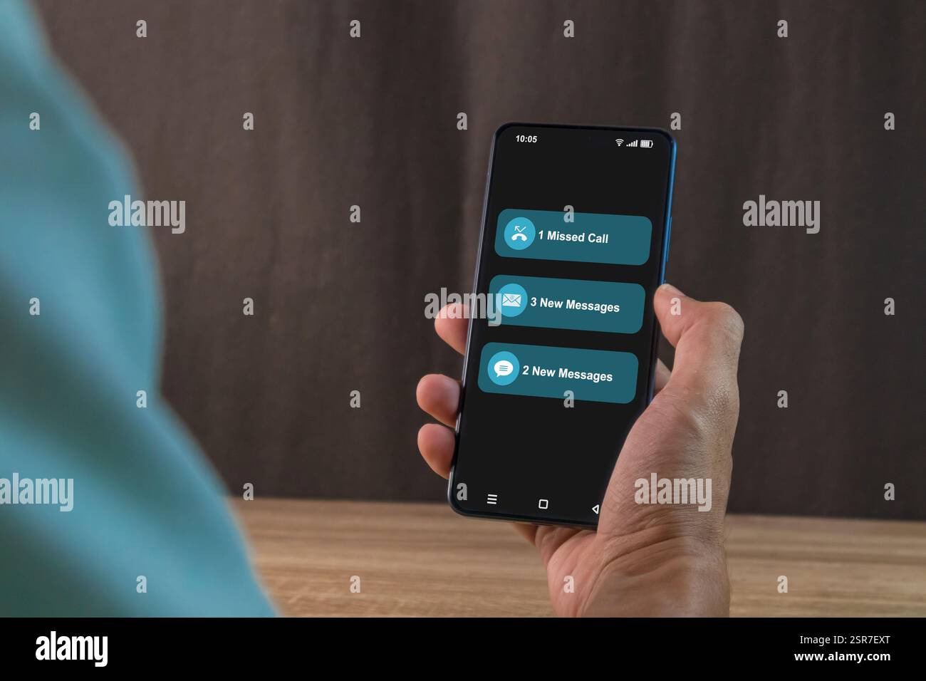 Mann, der ein Smartphone hält und auf dem Telefonbildschirm eine Benachrichtigung über verpasste Anrufe und neue Nachrichten anzeigt Stockfoto