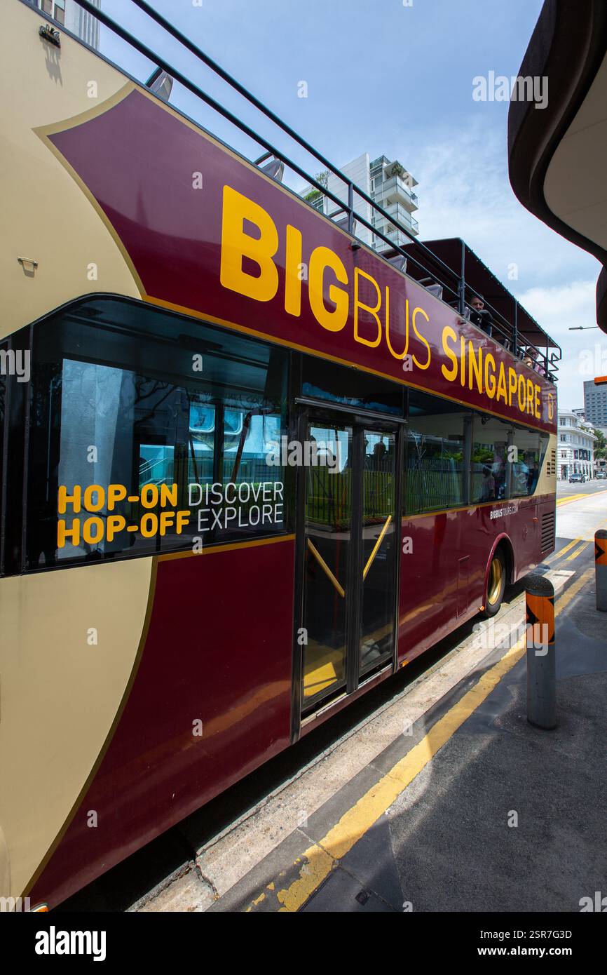 Vertikaler Blick auf Big Bus an der Bushaltestelle, Service-Fährtouristen, die durch die feste Route der Stadt reisen, um sie entdecken und erkunden zu lassen. Singapur. Stockfoto