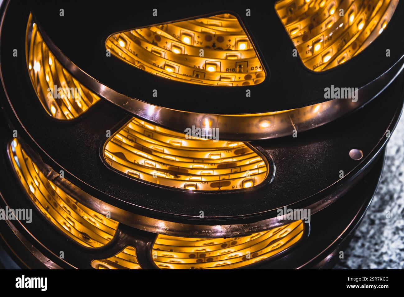 Ein Stapel von LED-Leuchten in flexiblen Leuchtbändern zusammengerollt. Stockfoto