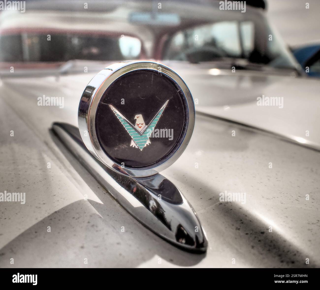 Kapuzenschmuck eines Ford Thunderbird aus dem Jahr 1959 Stockfoto