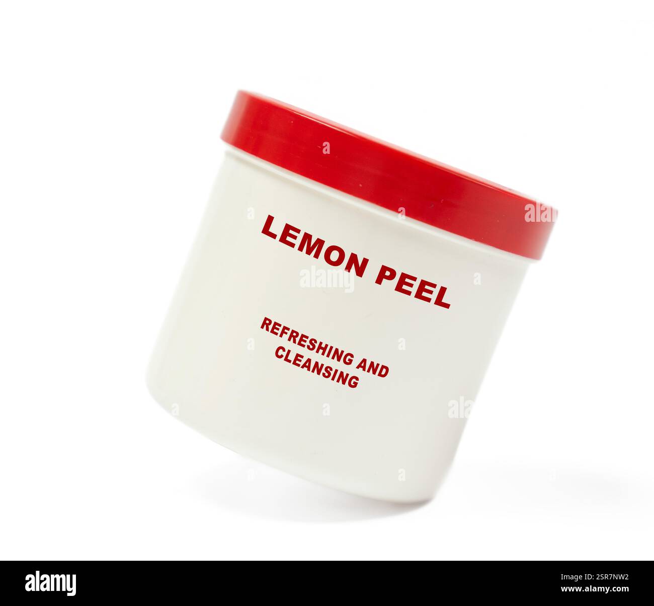 Zitronenschale hellt den Hautton auf, sorgt für einen frischen Zitrusduft und peelt sanft. Stockfoto