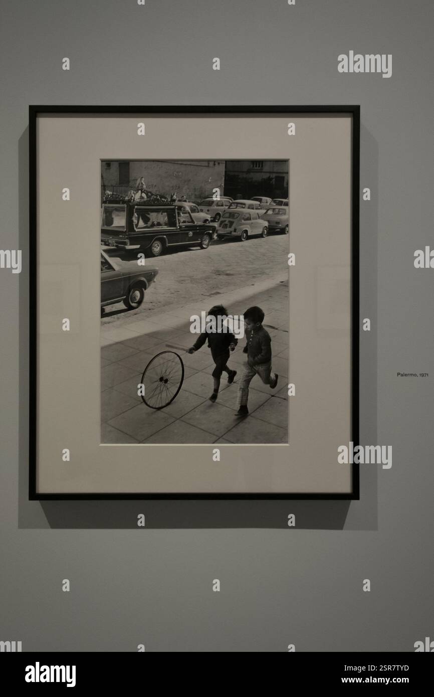 Italien, Turin, 13. Februar 2025. KAMERA - Centro Italiano per la Fotografia präsentiert die Ausstellung „Henri Cartier-Bresson e l’Italia“, eine unveröffentlichte Geschichte, signiert von H.C.B. über die Geschichte des italienischen Landkreises von 1932 bis 1973. Das letzte Mal in Italien Anfang der 70er Jahre Stockfoto