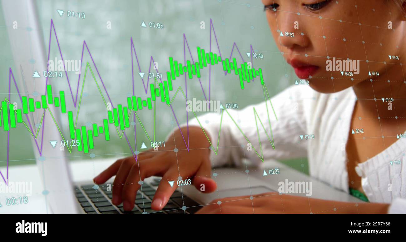 Bild der Datenverarbeitung über asiatisches Mädchen mit Laptop Stockfoto