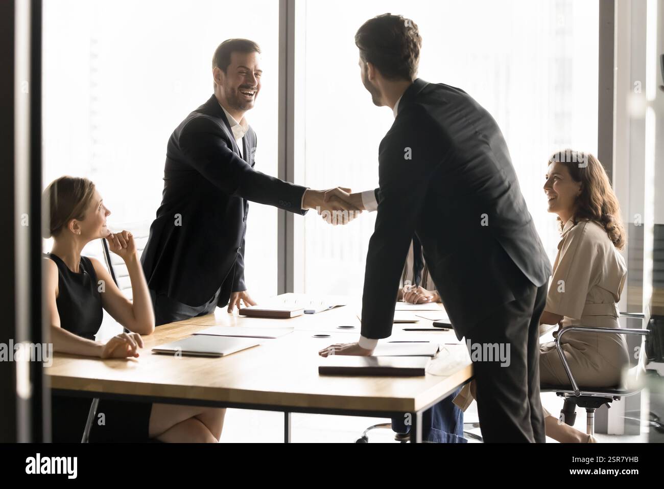 Geschäftsleute schütteln die Hand, bauen eine strategische Allianz zwischen zwei Unternehmen ein Stockfoto