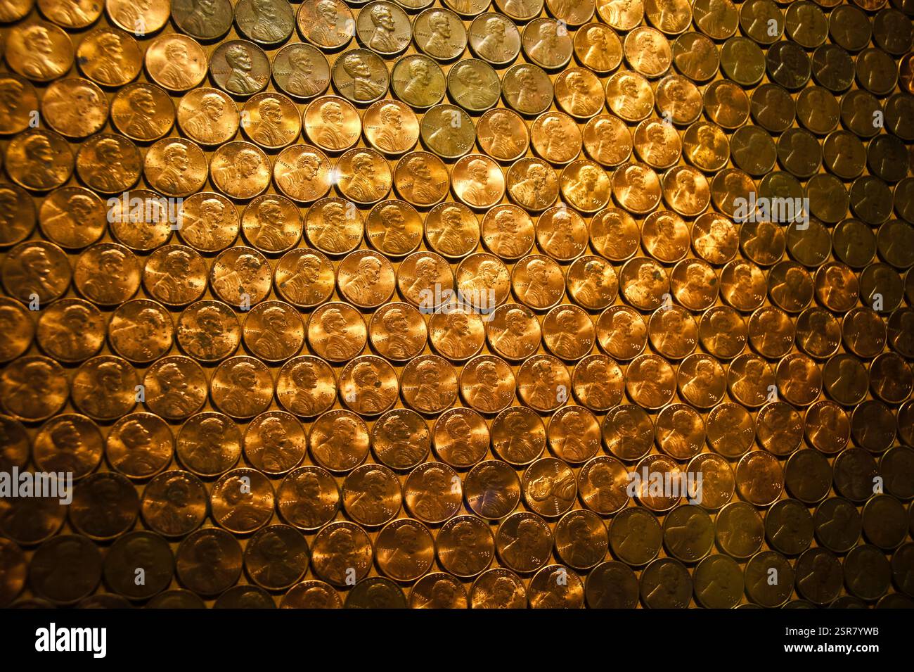 Eine schimmernde Wand in New York, Manhattan, verwandelt gewöhnliche Pennys in eine schillernde Ausstellung von Penny Wall Art. Die Oberfläche, ein Mosaik aus Kupfermünze Stockfoto