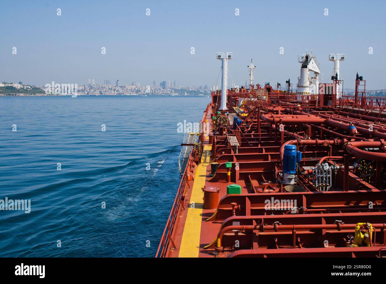 Rotes Öl, Chemikalientanker, der in die Bosporus-Straße in der Türkei einfährt Stockfoto