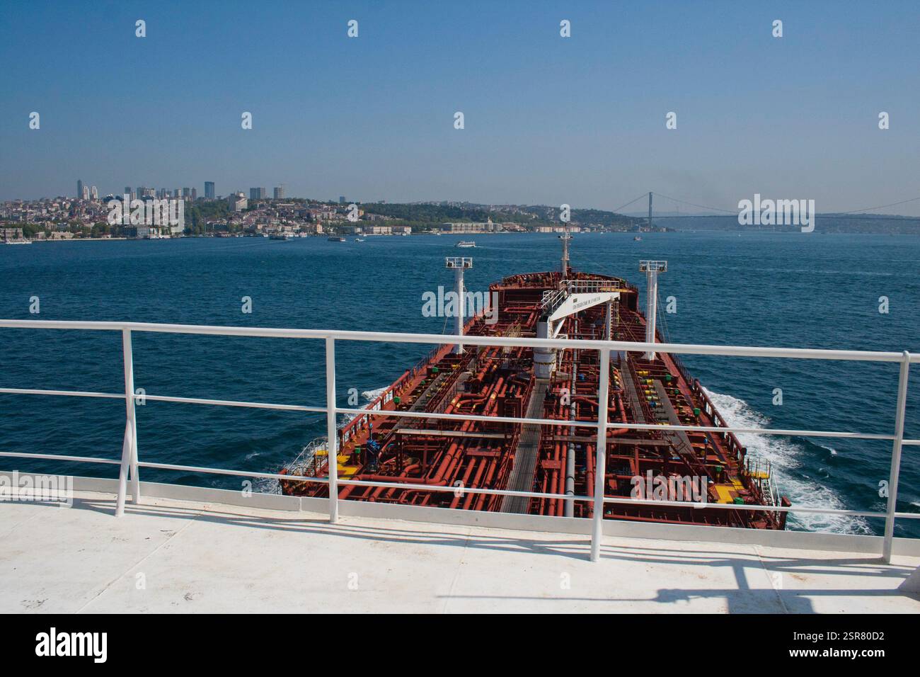 Rotes Öl, Chemikalientanker, der in die Bosporus-Straße in der Türkei einfährt Stockfoto