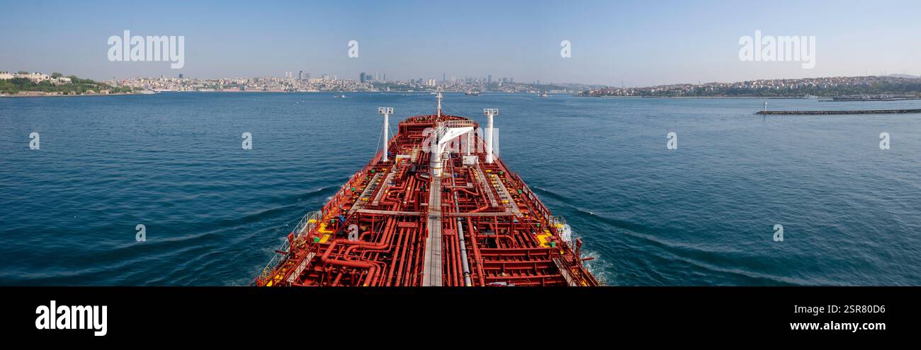 Rotes Öl, Chemikalientanker, der in die Bosporus-Straße in der Türkei einfährt Stockfoto