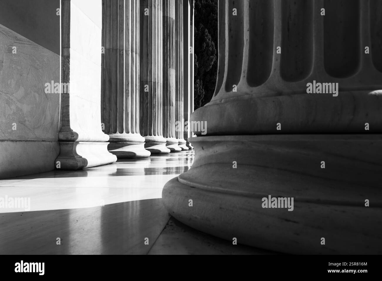 Klassische Säulen in Schwarz-weiß Stockfoto
