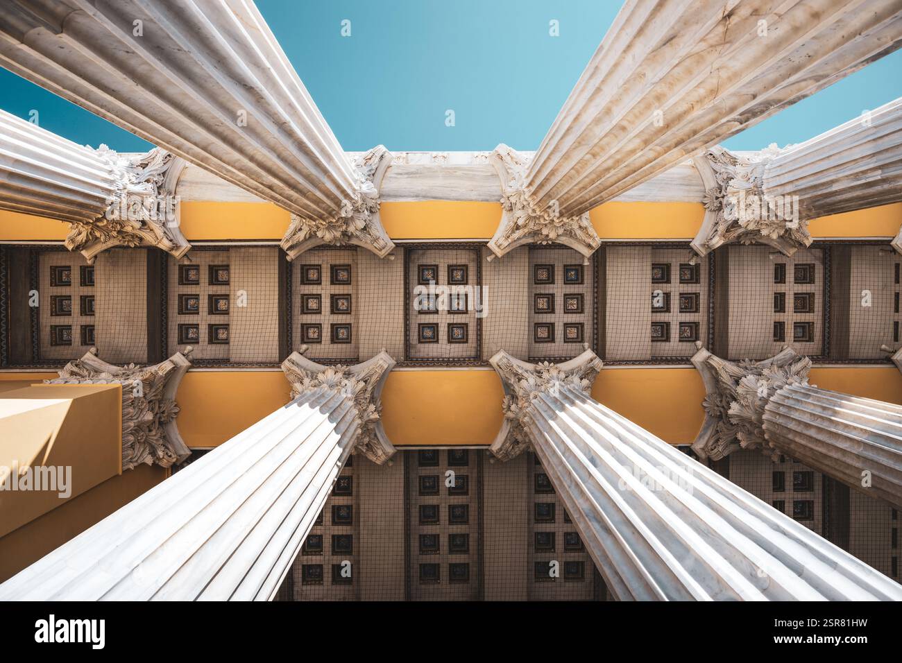 Blick nach oben auf klassische Säulen und Architektur Stockfoto Blick nach oben auf klassische Säulen und Architektur Stockfoto