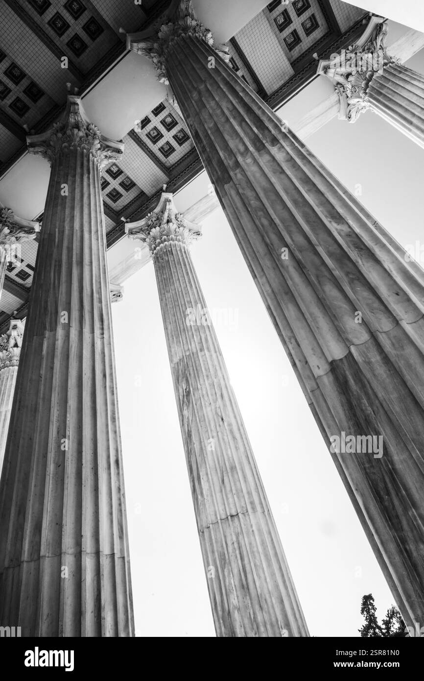 Hoch aufragende Säulen klassischer Architektur in Schwarz-weiß Stockfoto