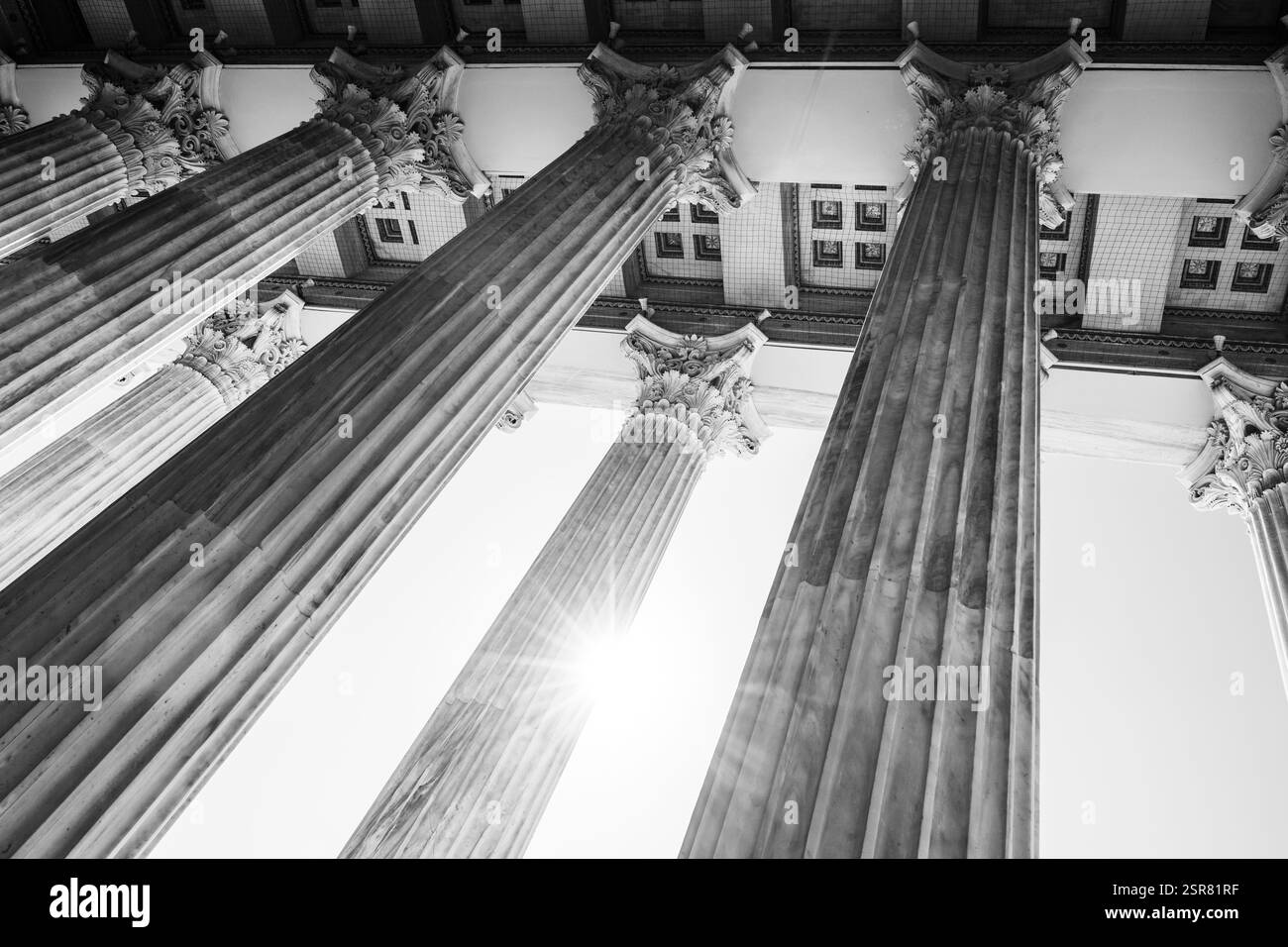 Majestätische Säulen klassischer Architektur in Schwarz-weiß Stockfoto