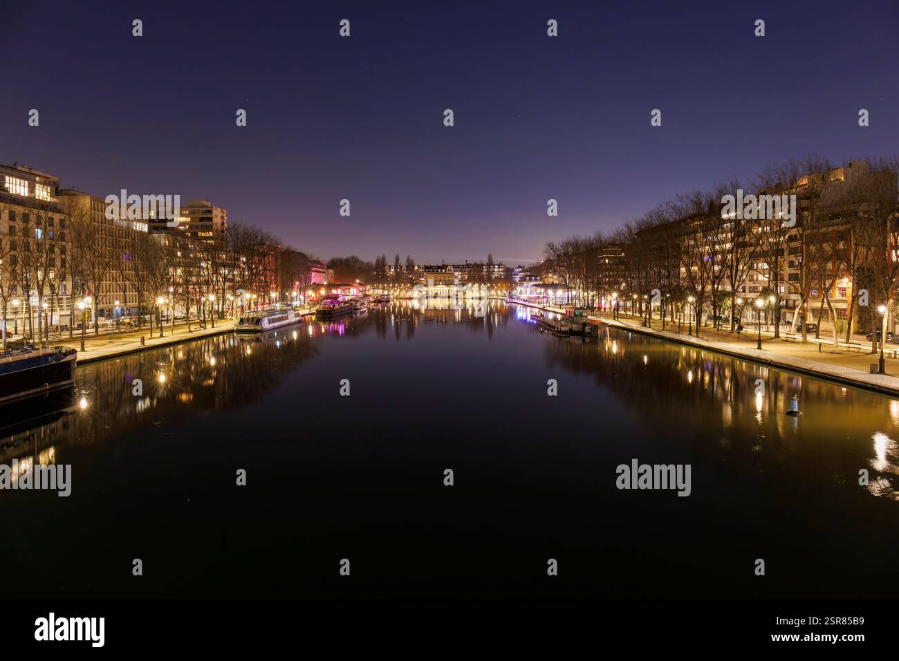 Nachtblick auf das Bassin de la Villette und das Rotonde Stalingrad im 19. Arrondissement von Paris Stockfoto