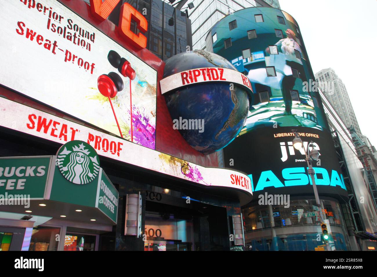 Manhattans Riesen tragen eine bekannte Krone. Inmitten des Neondschungels ertönt eine grüne Sirene, eine beruhigende Erinnerung in einer Stadt unerbittlicher Energie. Diese sce Stockfoto