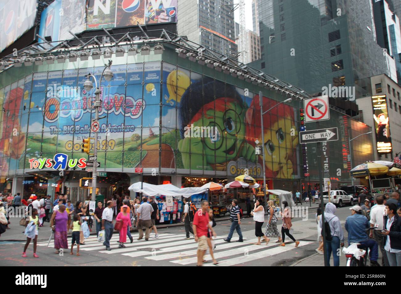 Manhattans Giganten spielen mit Worten. Eine spielerische Rechtschreibfehler auf einer hochaufragenden Spielzeugwerbung weckt ein Lächeln im Neondschungel. Diese Szene geht über ein Toys'R'U hinaus Stockfoto