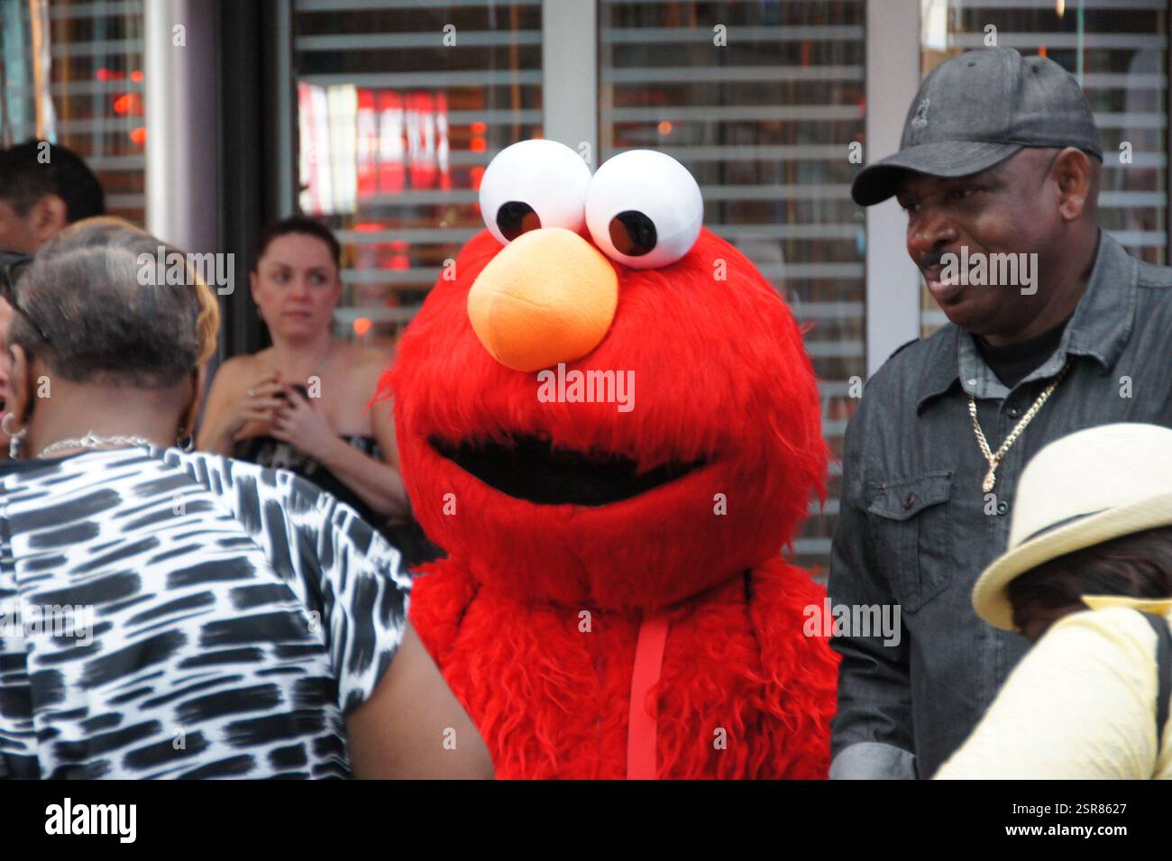 Die Sesamstraße strotzt vor Leben an einer Ecke in Manhattan. Ein lebendiger Wandteppich aus Gebäuden, jedes in fröhlichem Farbton, beherbergt eine Gruppe unvergesslicher Freunde. Thi Stockfoto