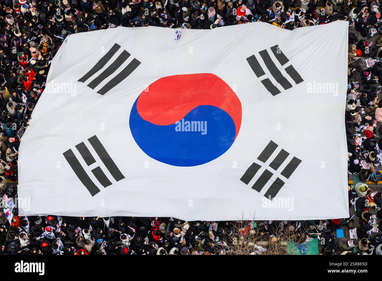 GWANGJU, SÜDKOREA - 15. FEBRUAR: Eine große Menge von Demonstranten, die gegen die Amtsenthebung des südkoreanischen Präsidenten Yoon Seok-yeol sind, versammelte sich am 15. Februar 2025 in Gwangju, Südkorea. Mehrere Proteste, sowohl zugunsten als auch gegen die Amtsenthebung von Präsident Yoon Suk-yeol, fanden am Samstag in Gwangju den ganzen Tag über statt. Stockfoto GWANGJU, SÜDKOREA - 15. FEBRUAR: Eine große Menge von Demonstranten, die gegen die Amtsenthebung des südkoreanischen Präsidenten Yoon Seok-yeol sind, versammelte sich am 15. Februar 2025 in Gwangju, Südkorea. Mehrere Proteste, sowohl zugunsten als auch gegen die Amtsenthebung von Präsident Yoon Suk-yeol, fanden am Samstag in Gwangju den ganzen Tag über statt. Stockfoto
