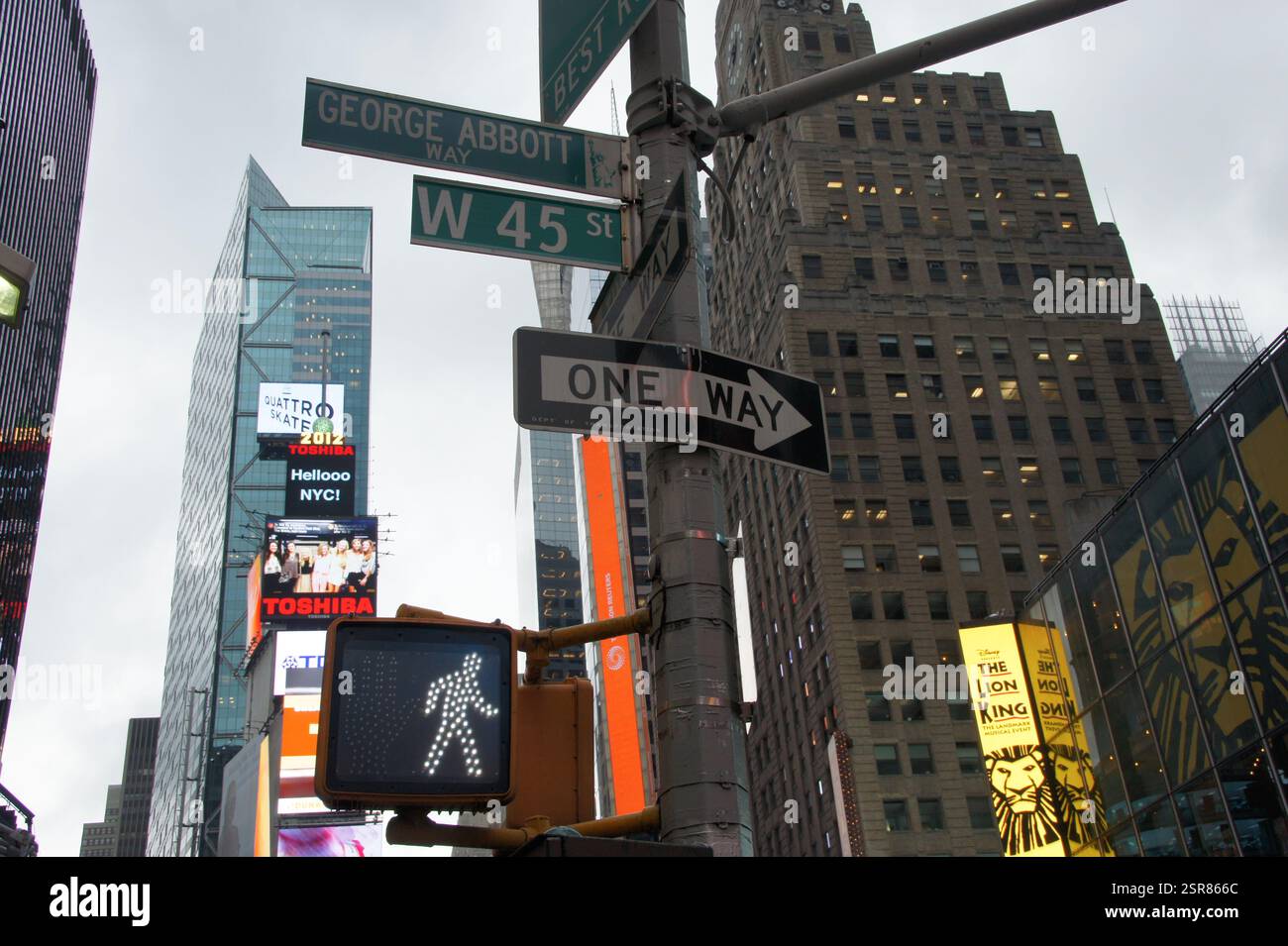 Manhattans Puls diktiert das Warten. Ein Fußgängerschild auf dem Times Square, das mit Anzeigen geschmückt ist, erzählt seine Geschichte: Ein Neon-Countdown inmitten hoch aufragender Riesen. Th Stockfoto
