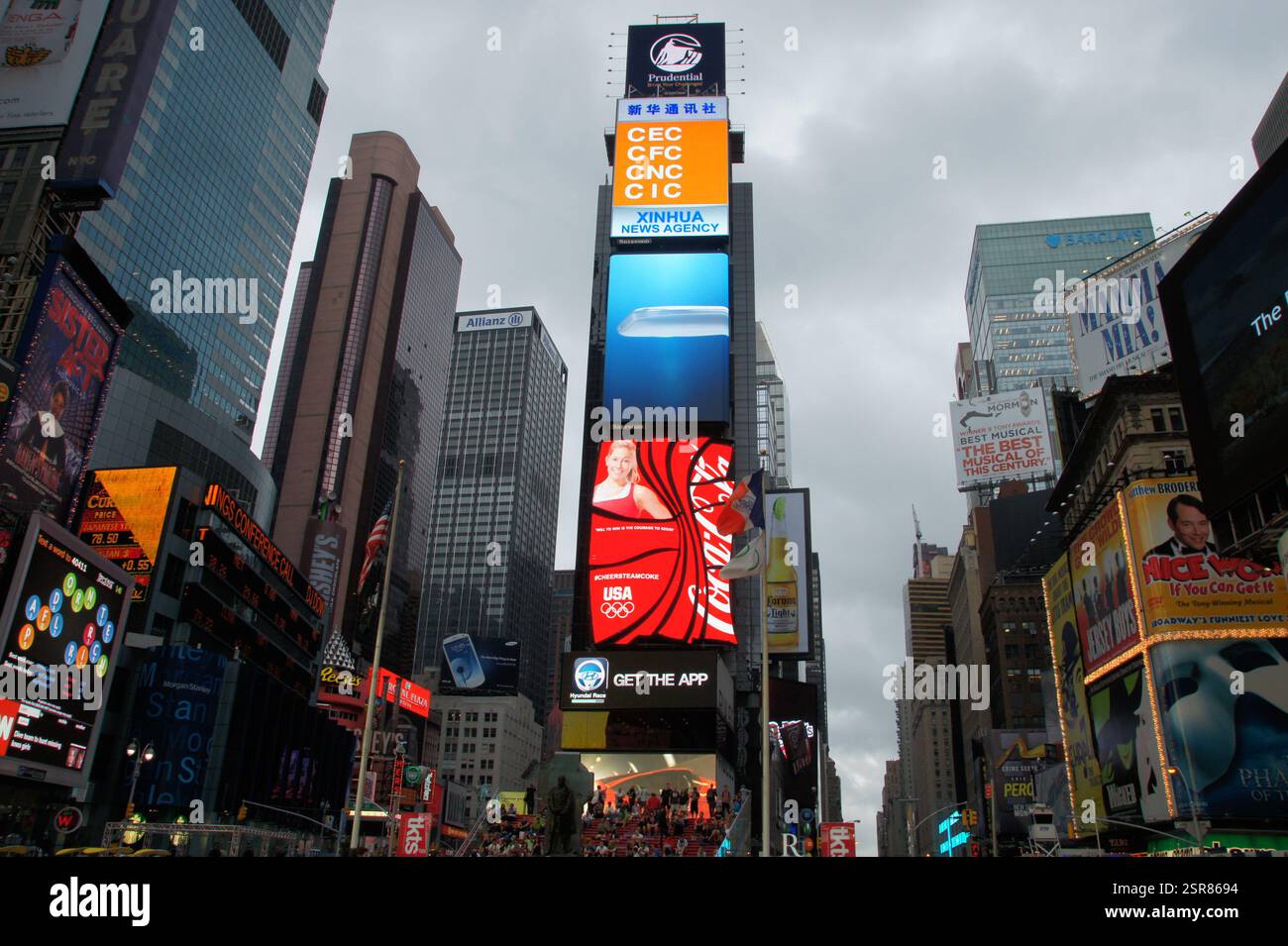 Der Times Square in New York, Manhattan, explodiert mit farbenfrohen Reklametafeln und Werbung bei Nacht. Eine blendende Show von urbaner Energie, es ist voll Stockfoto
