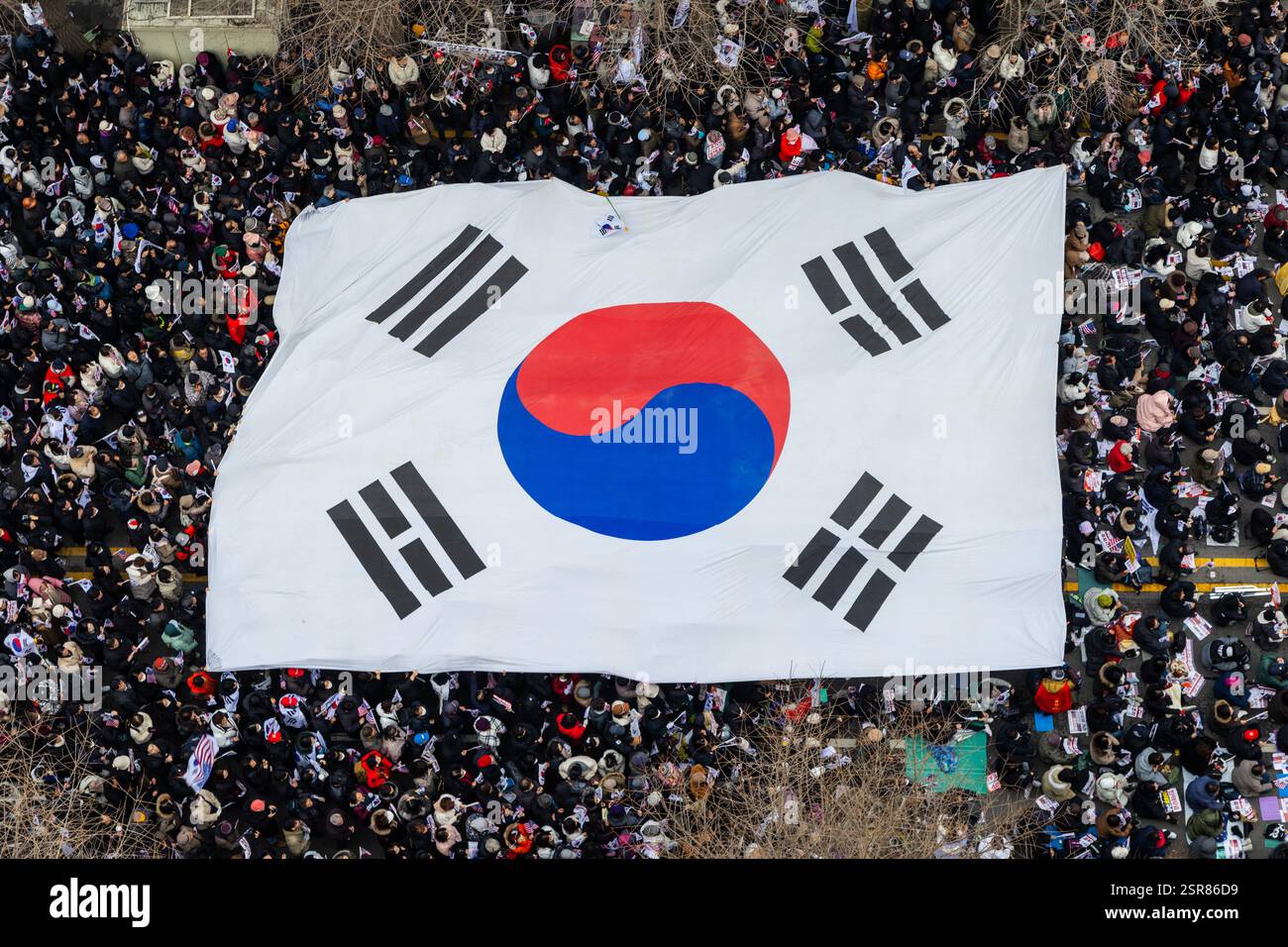 GWANGJU, SÜDKOREA - 15. FEBRUAR: Eine große Menge von Demonstranten, die gegen die Amtsenthebung des südkoreanischen Präsidenten Yoon Seok-yeol sind, versammelte sich am 15. Februar 2025 in Gwangju, Südkorea. Mehrere Proteste, sowohl zugunsten als auch gegen die Amtsenthebung von Präsident Yoon Suk-yeol, fanden am Samstag in Gwangju den ganzen Tag über statt. Stockfoto GWANGJU, SÜDKOREA - 15. FEBRUAR: Eine große Menge von Demonstranten, die gegen die Amtsenthebung des südkoreanischen Präsidenten Yoon Seok-yeol sind, versammelte sich am 15. Februar 2025 in Gwangju, Südkorea. Mehrere Proteste, sowohl zugunsten als auch gegen die Amtsenthebung von Präsident Yoon Suk-yeol, fanden am Samstag in Gwangju den ganzen Tag über statt. Stockfoto