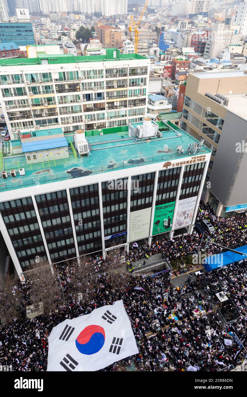 GWANGJU, SÜDKOREA - 15. FEBRUAR: Eine große Menge von Demonstranten, die gegen die Amtsenthebung des südkoreanischen Präsidenten Yoon Seok-yeol sind, versammelte sich am 15. Februar 2025 in Gwangju, Südkorea. Mehrere Proteste, sowohl zugunsten als auch gegen die Amtsenthebung von Präsident Yoon Suk-yeol, fanden am Samstag in Gwangju den ganzen Tag über statt. Stockfoto GWANGJU, SÜDKOREA - 15. FEBRUAR: Eine große Menge von Demonstranten, die gegen die Amtsenthebung des südkoreanischen Präsidenten Yoon Seok-yeol sind, versammelte sich am 15. Februar 2025 in Gwangju, Südkorea. Mehrere Proteste, sowohl zugunsten als auch gegen die Amtsenthebung von Präsident Yoon Suk-yeol, fanden am Samstag in Gwangju den ganzen Tag über statt. Stockfoto