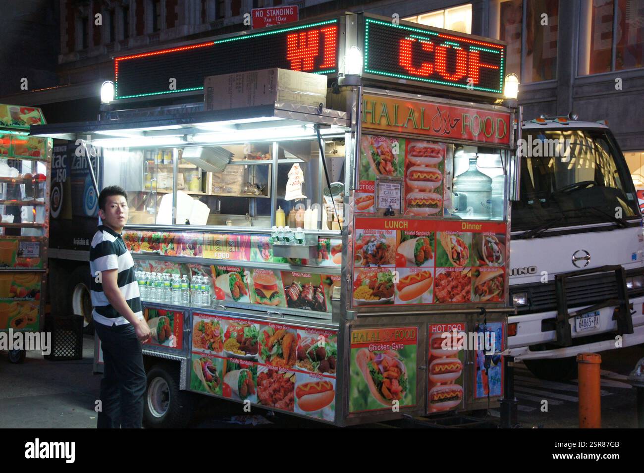Ein farbenfrohes Schild in New York, Manhattan, zeigt eine verlockende Auswahl an Halal-Speisen, einschließlich Mittagessen und Abendessen. Das könnte eine Essensstraße sein Stockfoto