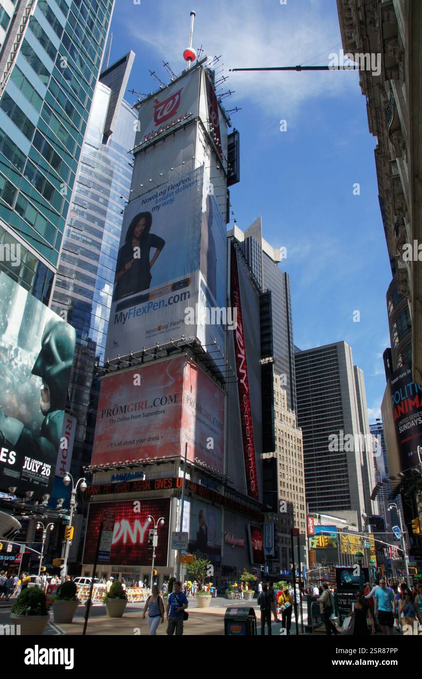 Eine große digitale Plakatwand am Times Square, New York City, zeigt eine Vielzahl von Anzeigen. Eine Werbung wirbt für Stifte, während eine andere die Politik hervorhebt Stockfoto