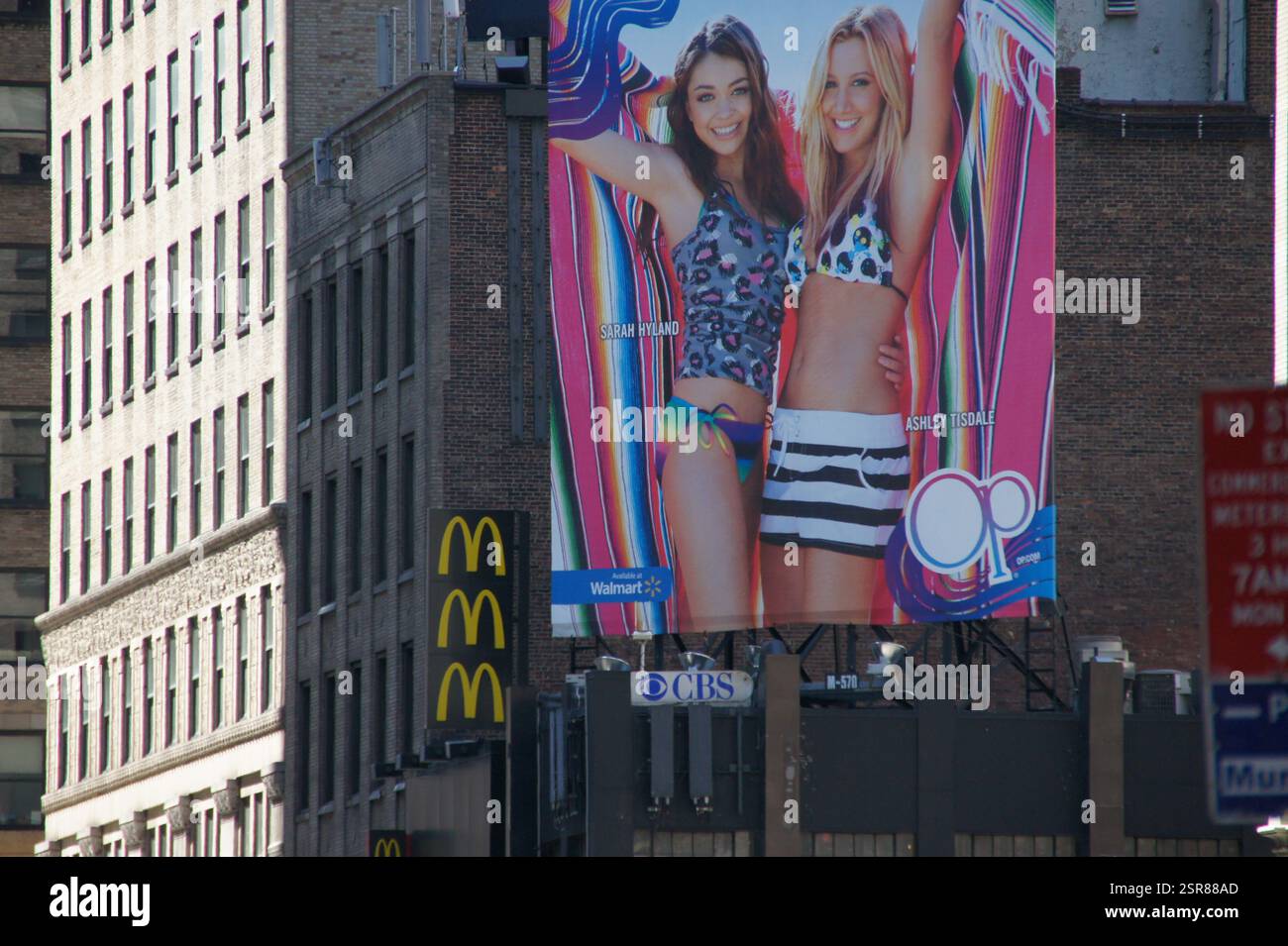 New York, Manhattan. Sarah Hyland und Ashley Tisdale nehmen an den Daytime Emmy Awards Teil, in einem Fotoshooting, das möglicherweise von Walmart und CBS gesponsert wird. Das Ereignis Stockfoto