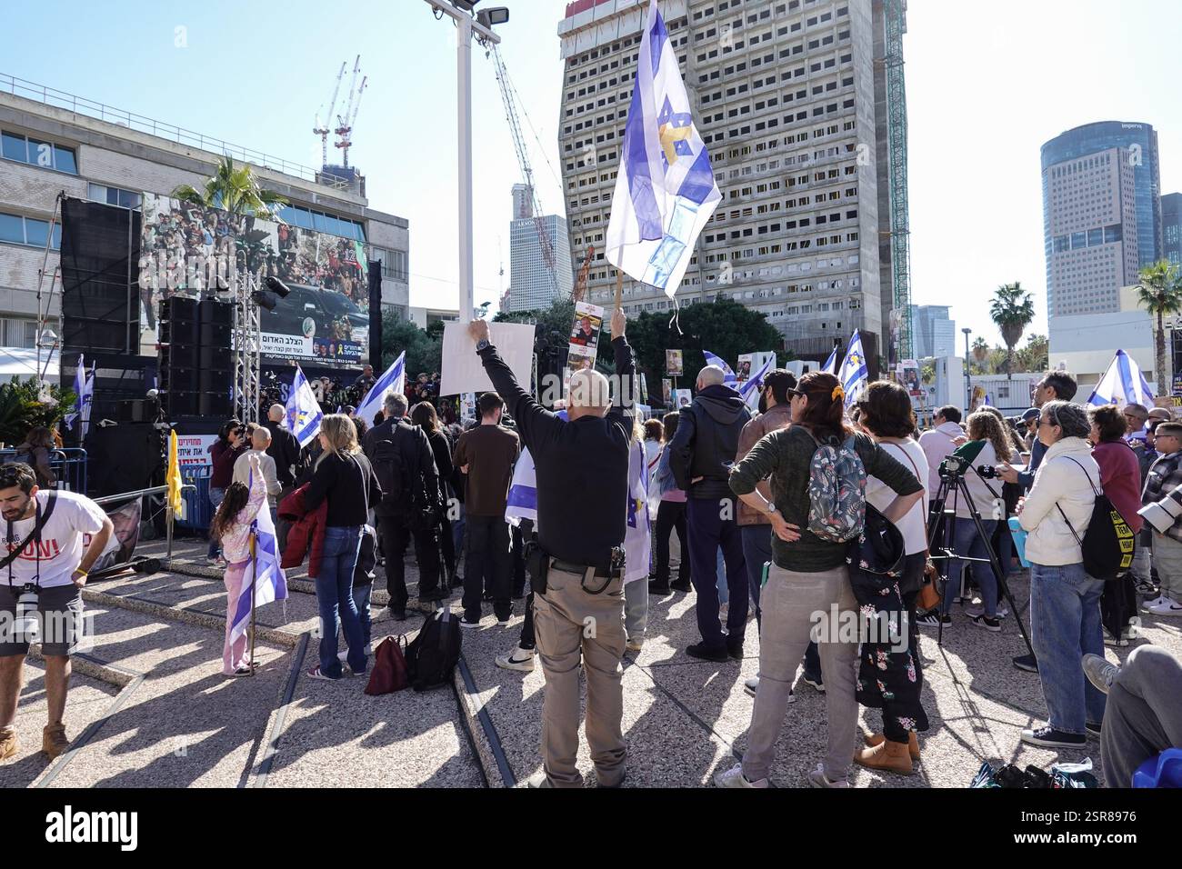 Tel Aviv, Israel. Februar 2025. Israelis treffen sich auf dem Geiselplatz vor dem Tel Aviv Museum of Art, um gemeinsam die Freilassung von Geiseln zu erleben und Live-Events auf einer Großleinwand zu sehen. Die Zuschauer reagieren, wenn sie sich von Verzweiflung, Angst und reiner Freude und Erleichterung bewegen. Die Bürger Alexander Sasha Troufanov (29), Iair Horn (46) und Sagui Dekel Chen (36), die alle am 7. Oktober 2023 aus dem Kibbuz Nir Oz entführt wurden, wurden nach 498 in Gefangenschaft der Hamas in Gaza freigelassen. Quelle: Nir Alon/Alamy Live News Stockfoto