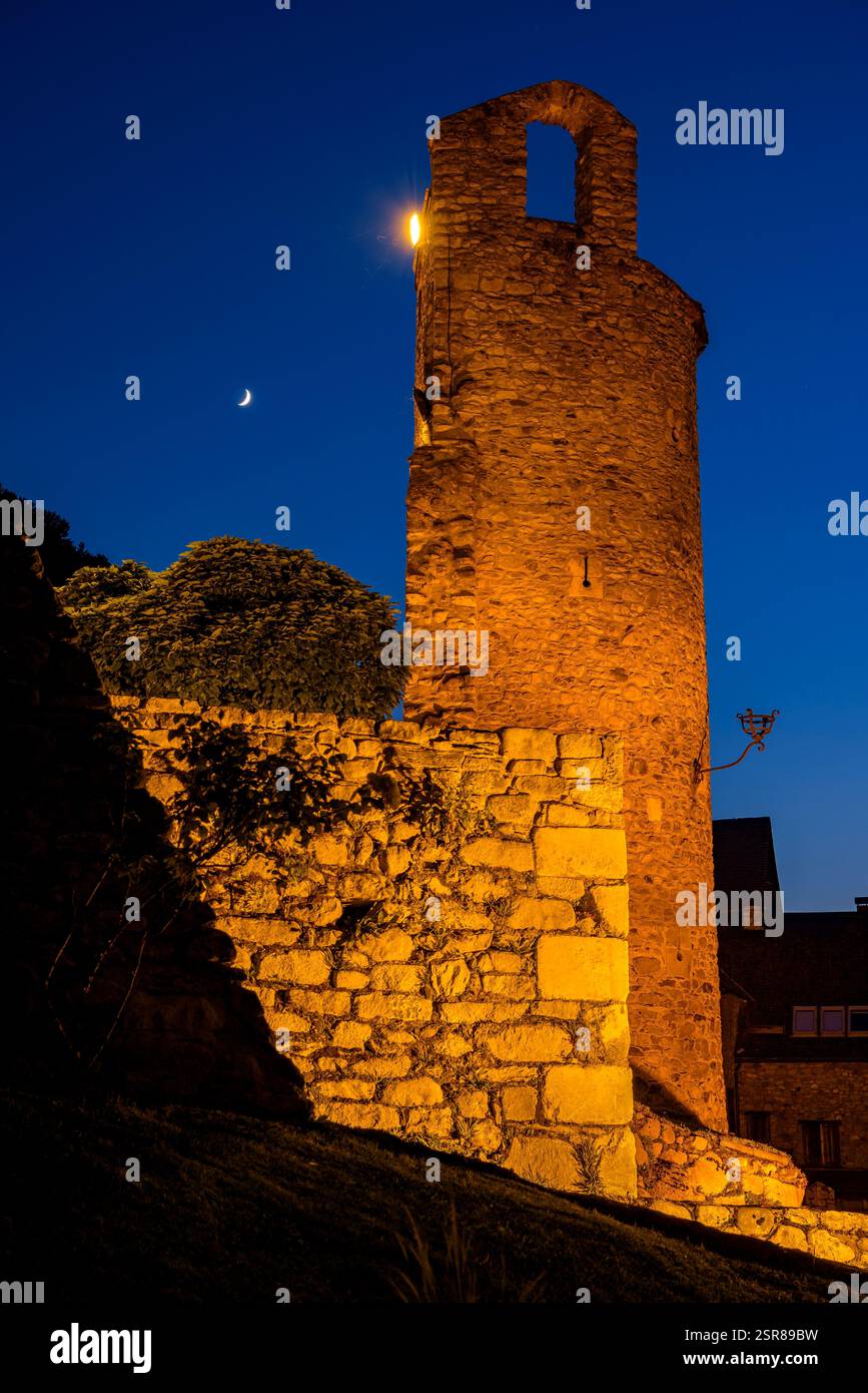 Schloss Arties, neben der Kirche Santa Maria d'Arties, zur blauen Stunde und Nacht (Aran-Tal, Lleida, Katalonien, Spanien, Pyrenäen) Stockfoto