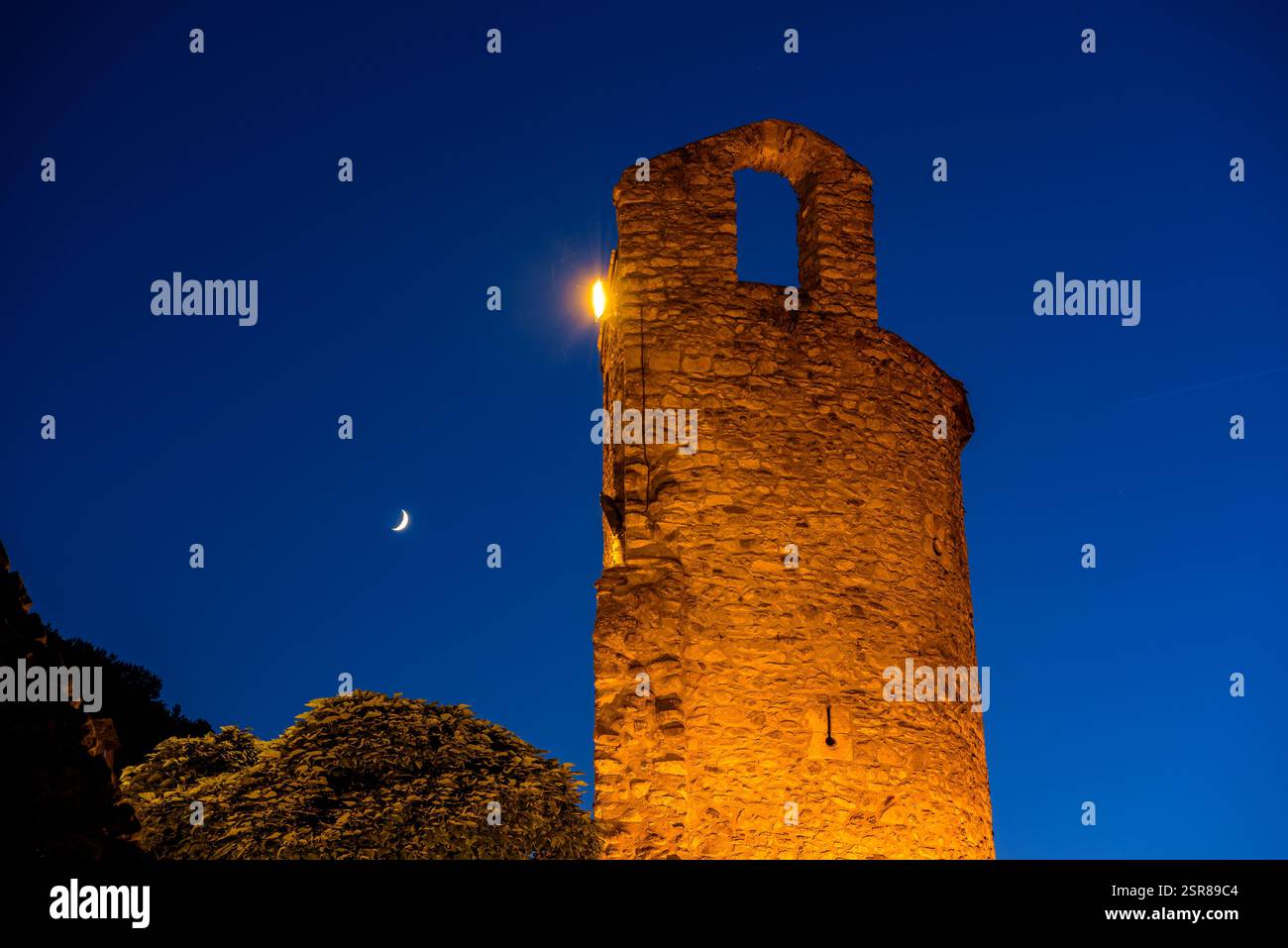 Schloss Arties, neben der Kirche Santa Maria d'Arties, zur blauen Stunde und Nacht (Aran-Tal, Lleida, Katalonien, Spanien, Pyrenäen) Stockfoto